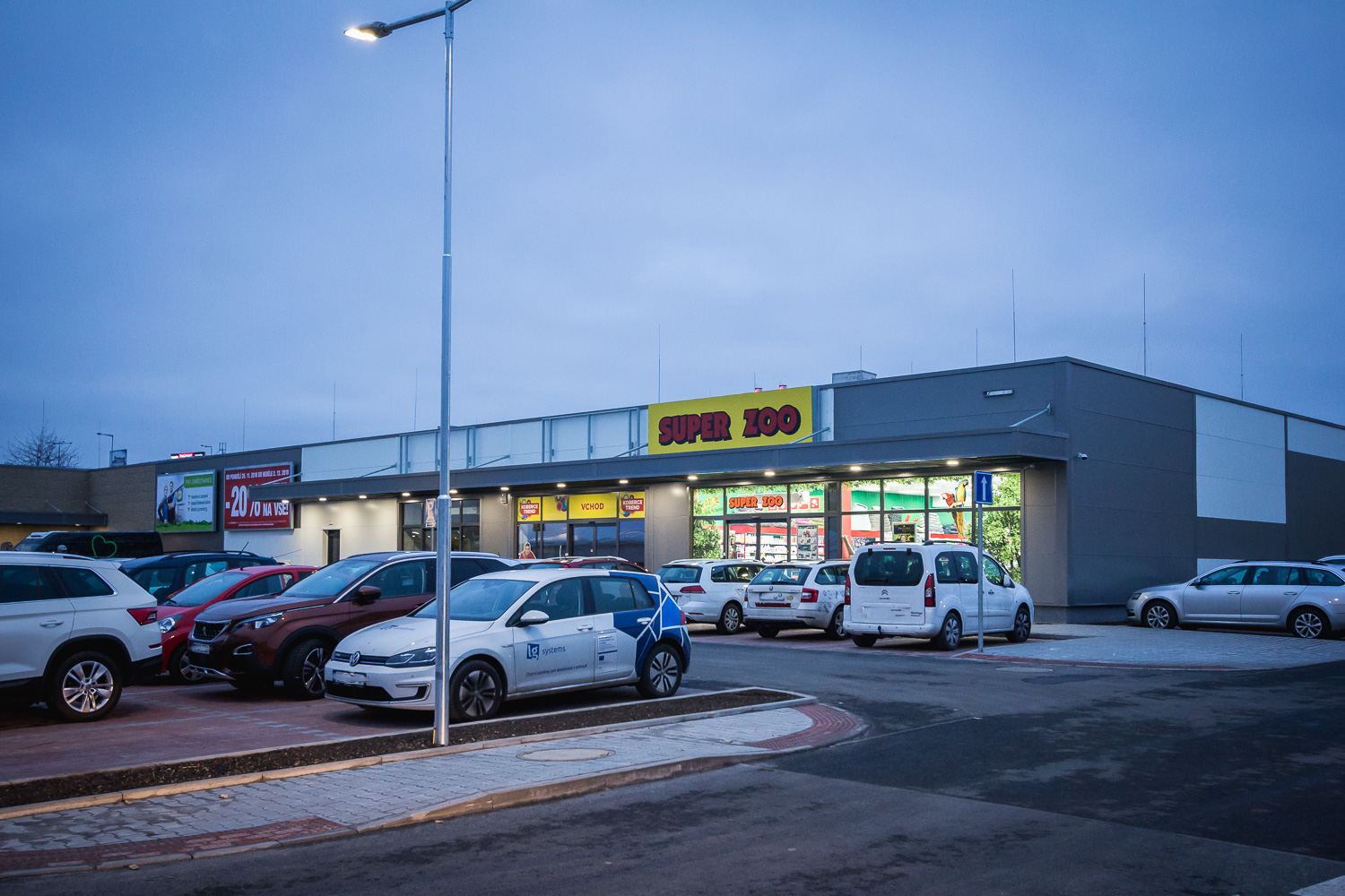 Praha 13 – Retail Park Bucharova - Building construction