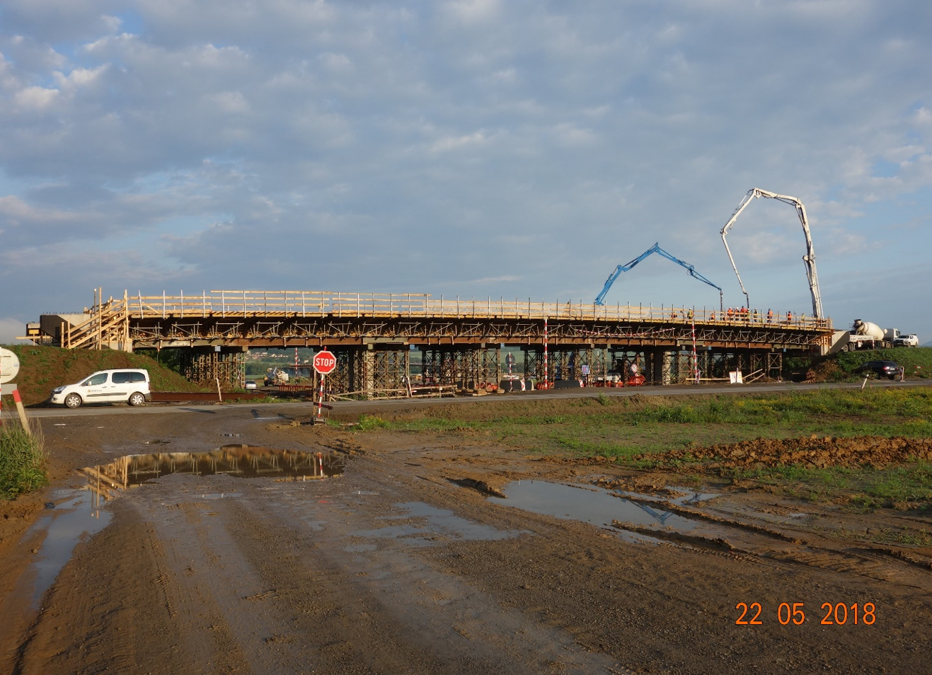 214-00 Most v km 7,240 na ceste III/050201 nad diaľnicou D1 Budimír - Bidovce (85,40 m) - Road and bridge construction