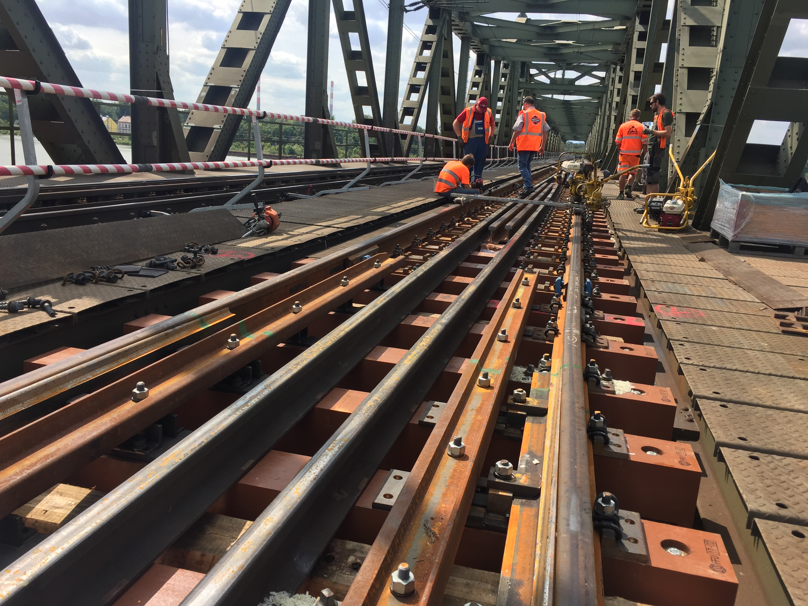 Brückenholztausch FFU Ostbahnbrücken - Railway construction