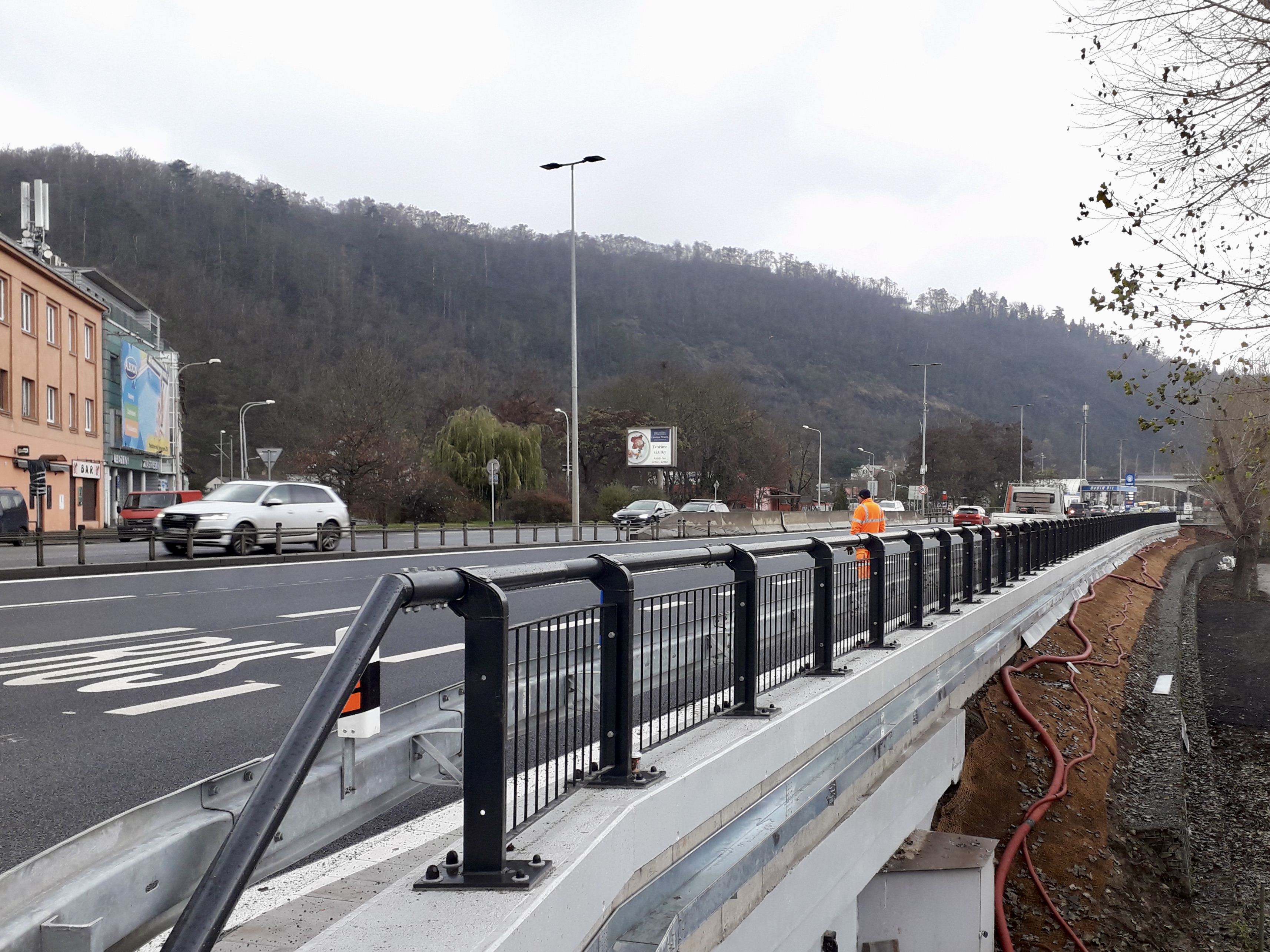 Praha 5 – rozšíření ul. Strakonická, výstavba vyhrazeného pruhu - Road and bridge construction