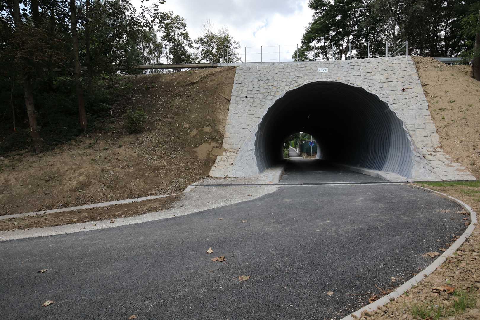 Výstavba stezky a podchodu pod silnicí I/3 ve Velešíně - Road and bridge construction