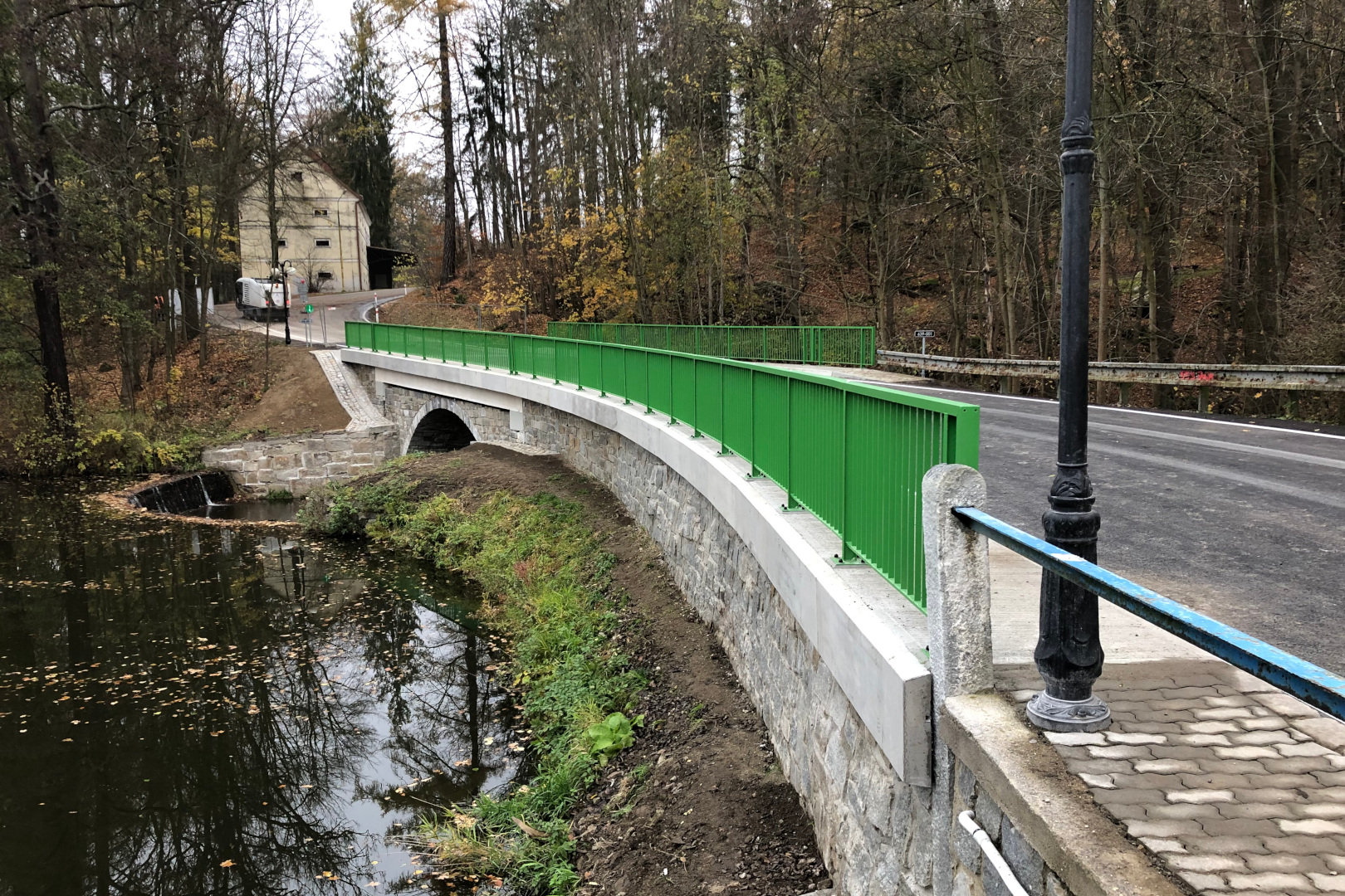 Kamenice na Lipou – oprava mostu na hrázi Zámeckého rybníka - Road and bridge construction