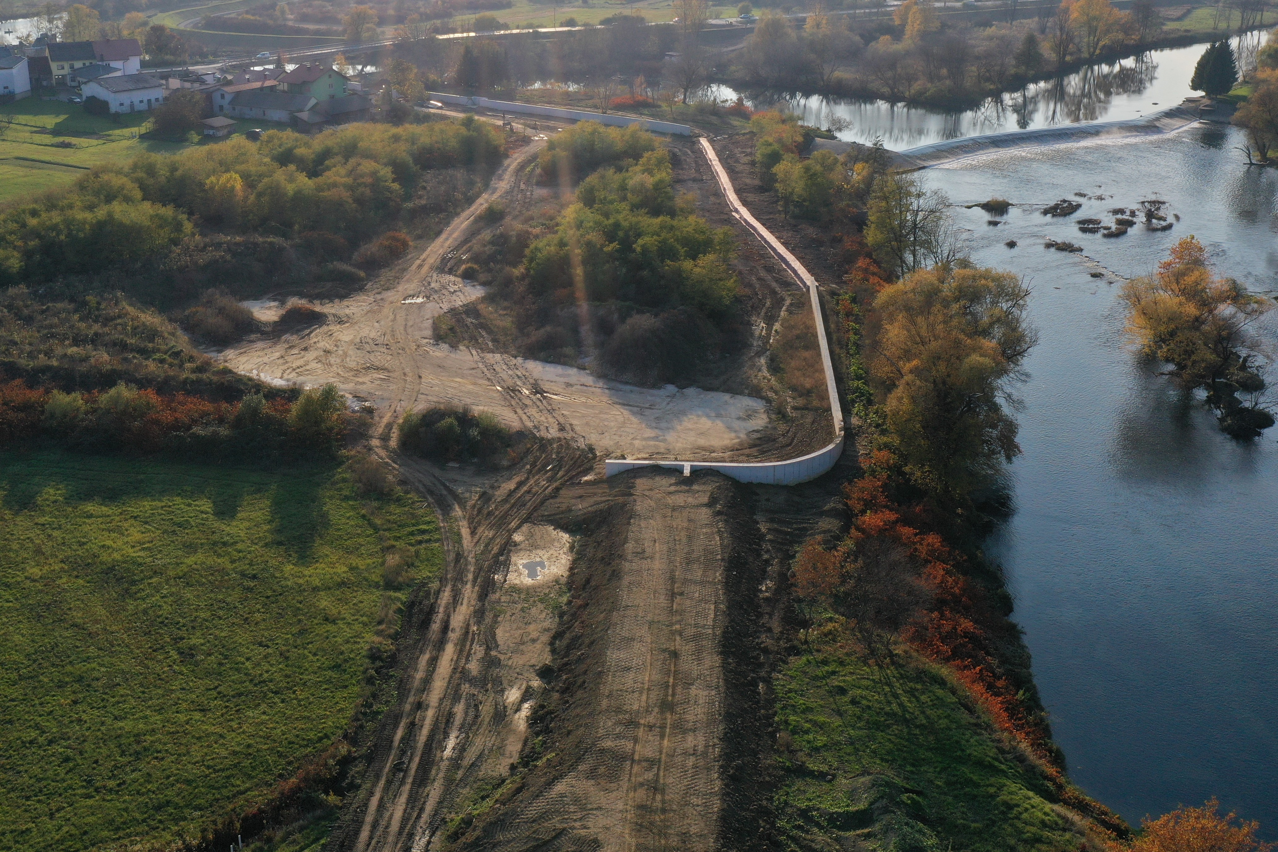 Izvođenje radova na izgradnji nasipa uz  Koranu i Mrežnicu i regulacija potoka Sajevac na području k.o. Karlovac II, k.o. Gornje Mekušje i k.o. Turanj - Civil engineering