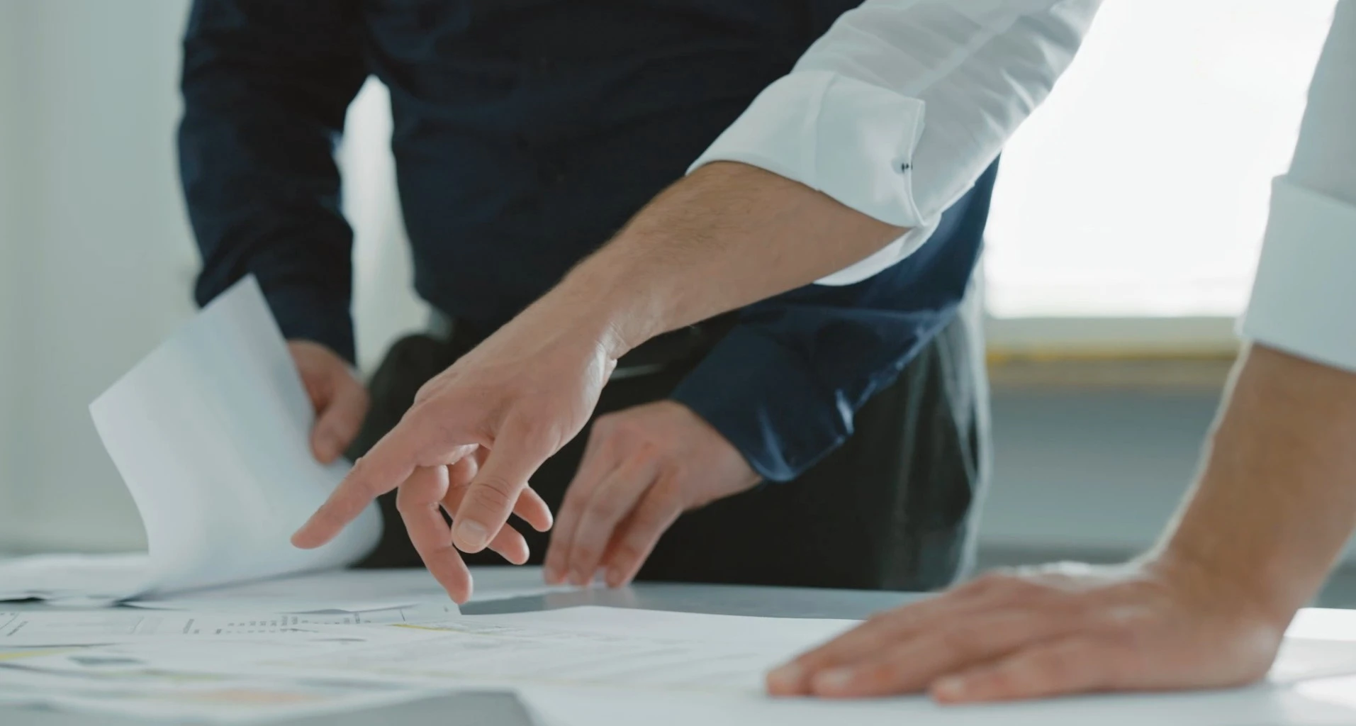 Büro Männerhände Pläne Am Tisch