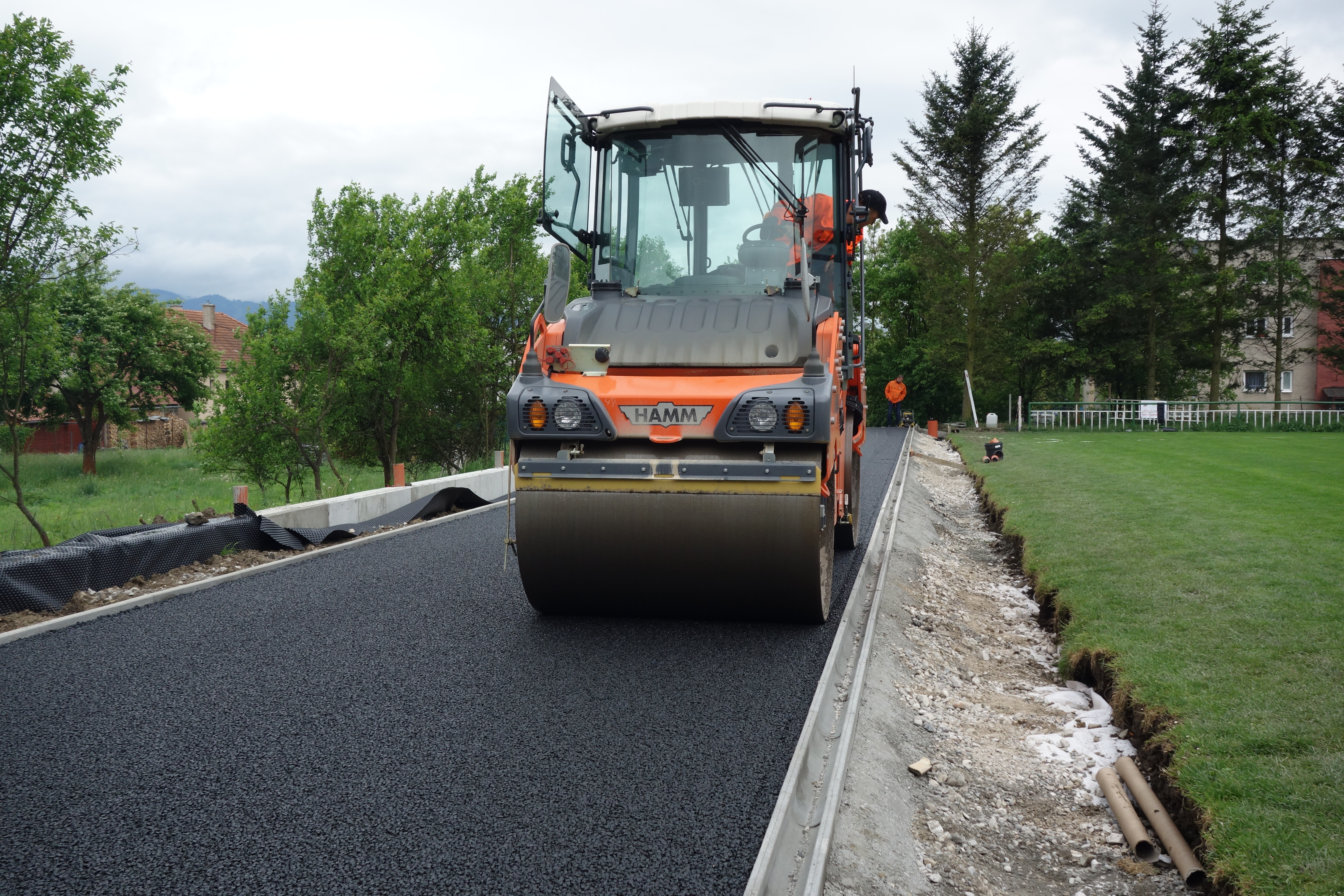 Atletická dráha a chodník Teplička nad Váhom - asfaltové vrstvy - Road and bridge construction