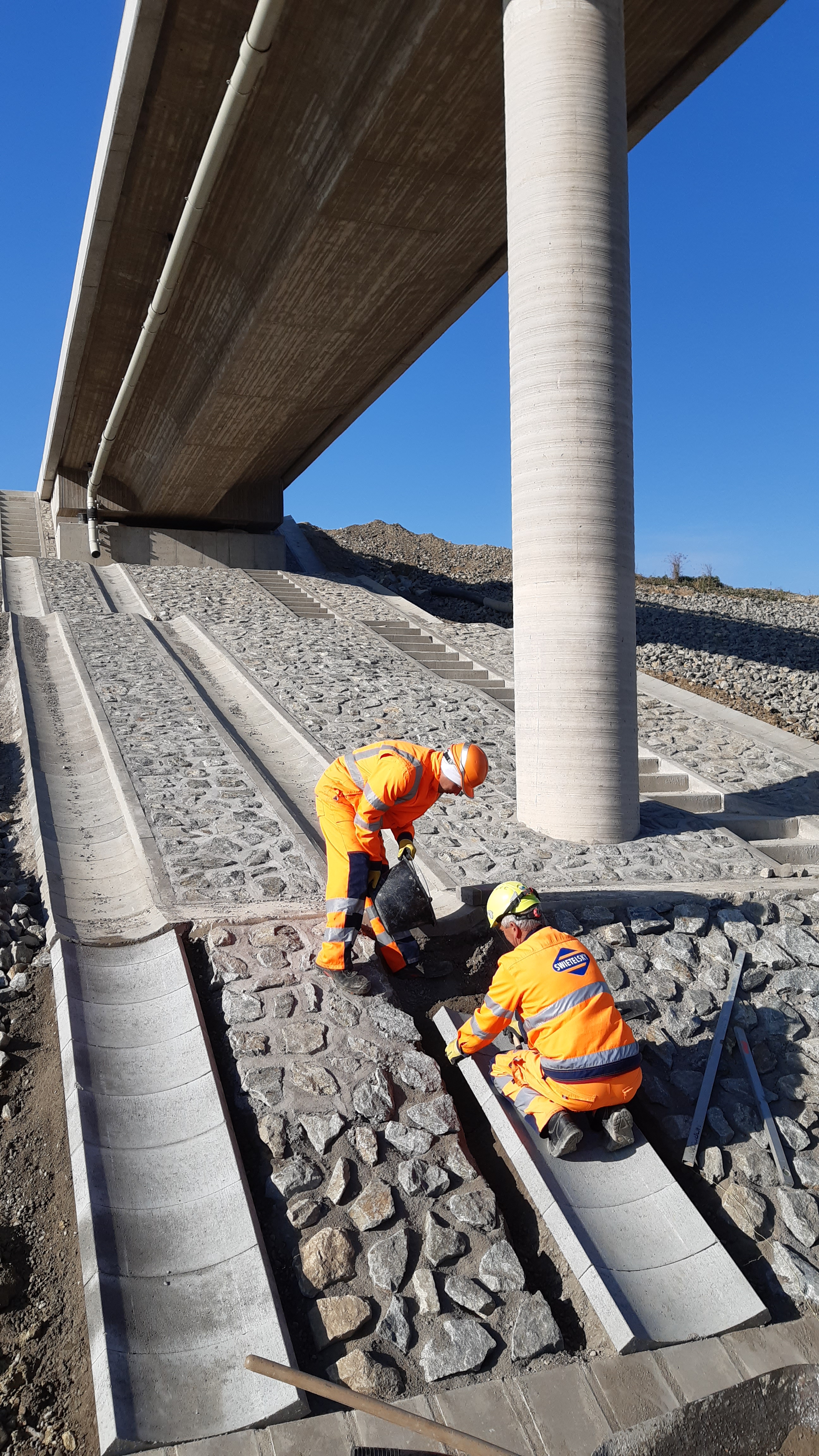 218-00 Most v km 10,630 na prístupovej ceste nad diaľnicou D1 Budimír - Bidovce (93,80 m) - Road and bridge construction