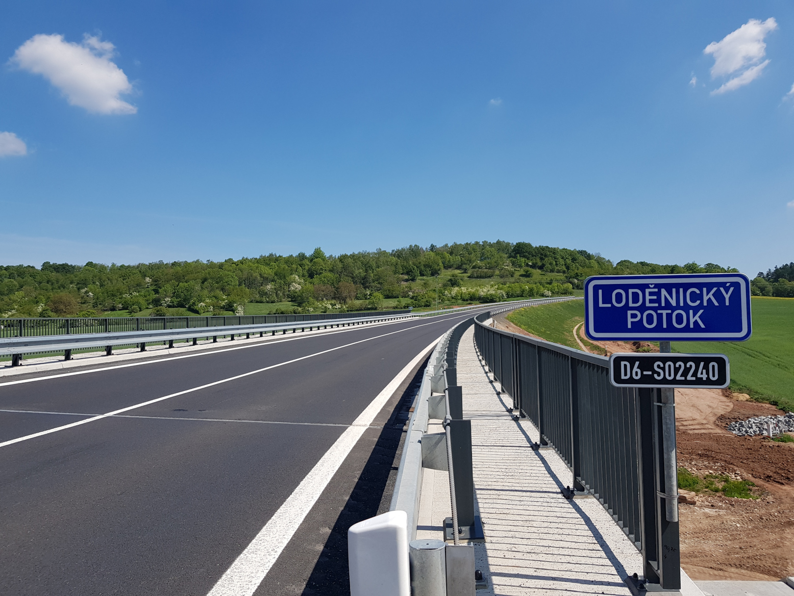Dálnice D6, obchvat Řevničova – stavba mostu na přeložce silnice - Road and bridge construction
