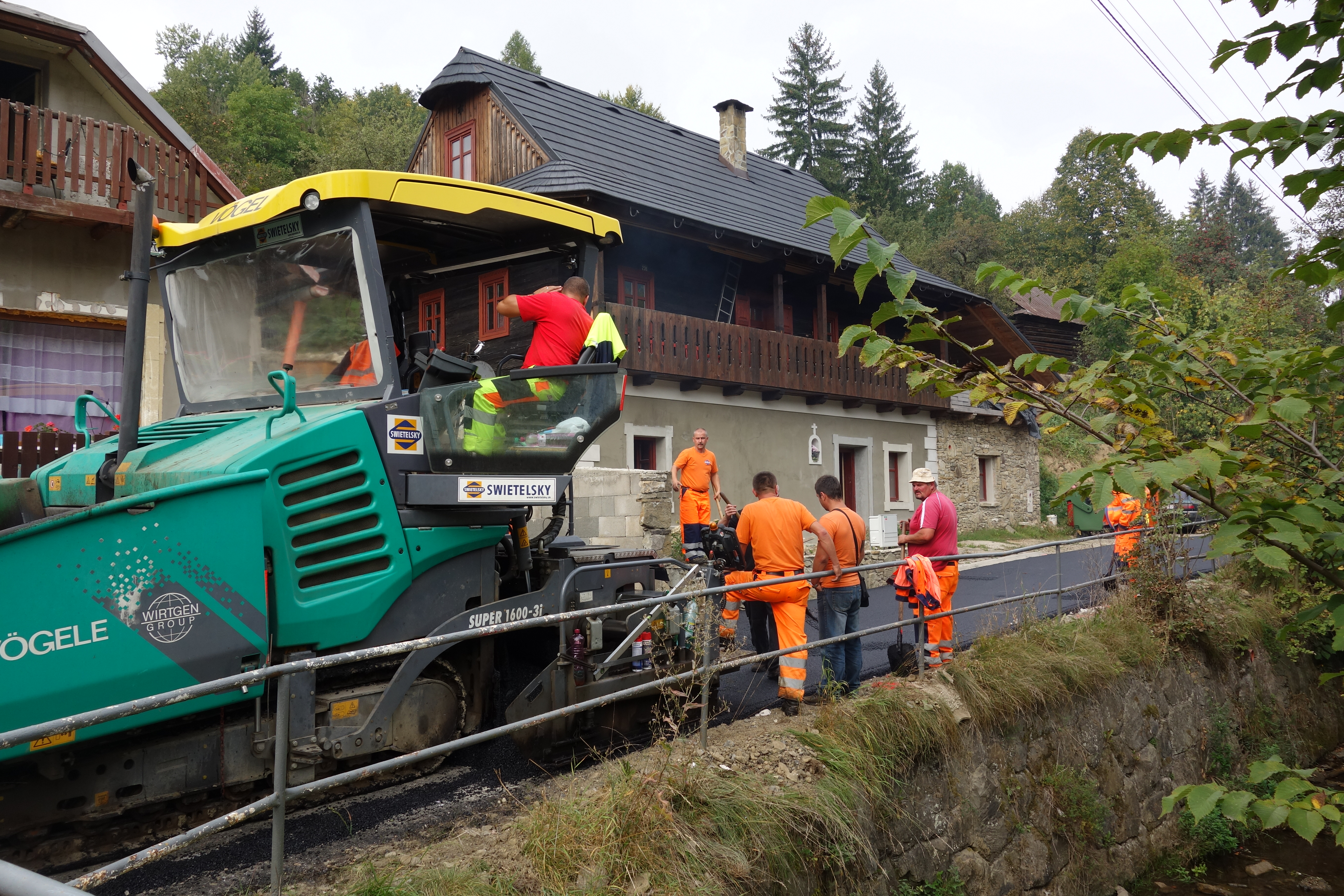 Rekonštrukcia miestny komunikácii v obci Kolárovice - Road and bridge construction