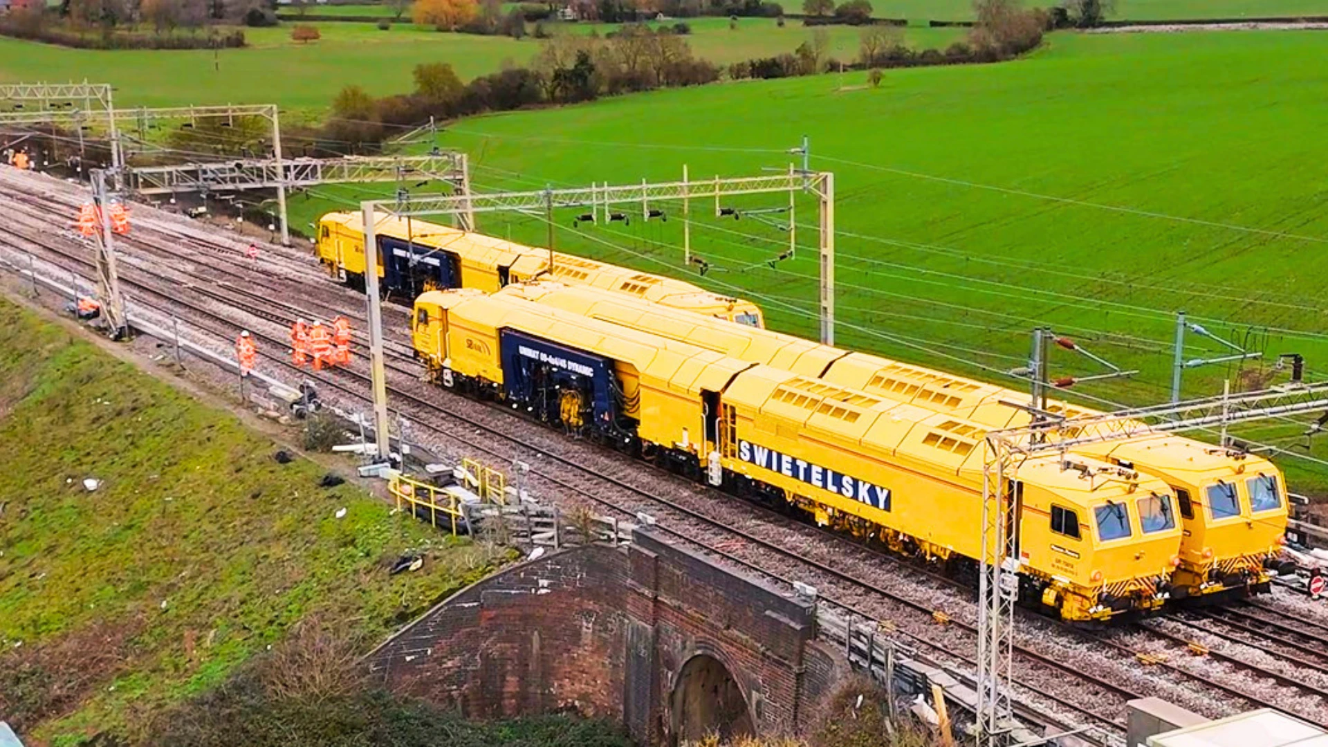 Blue And White Modern Business Project Presentation (1)