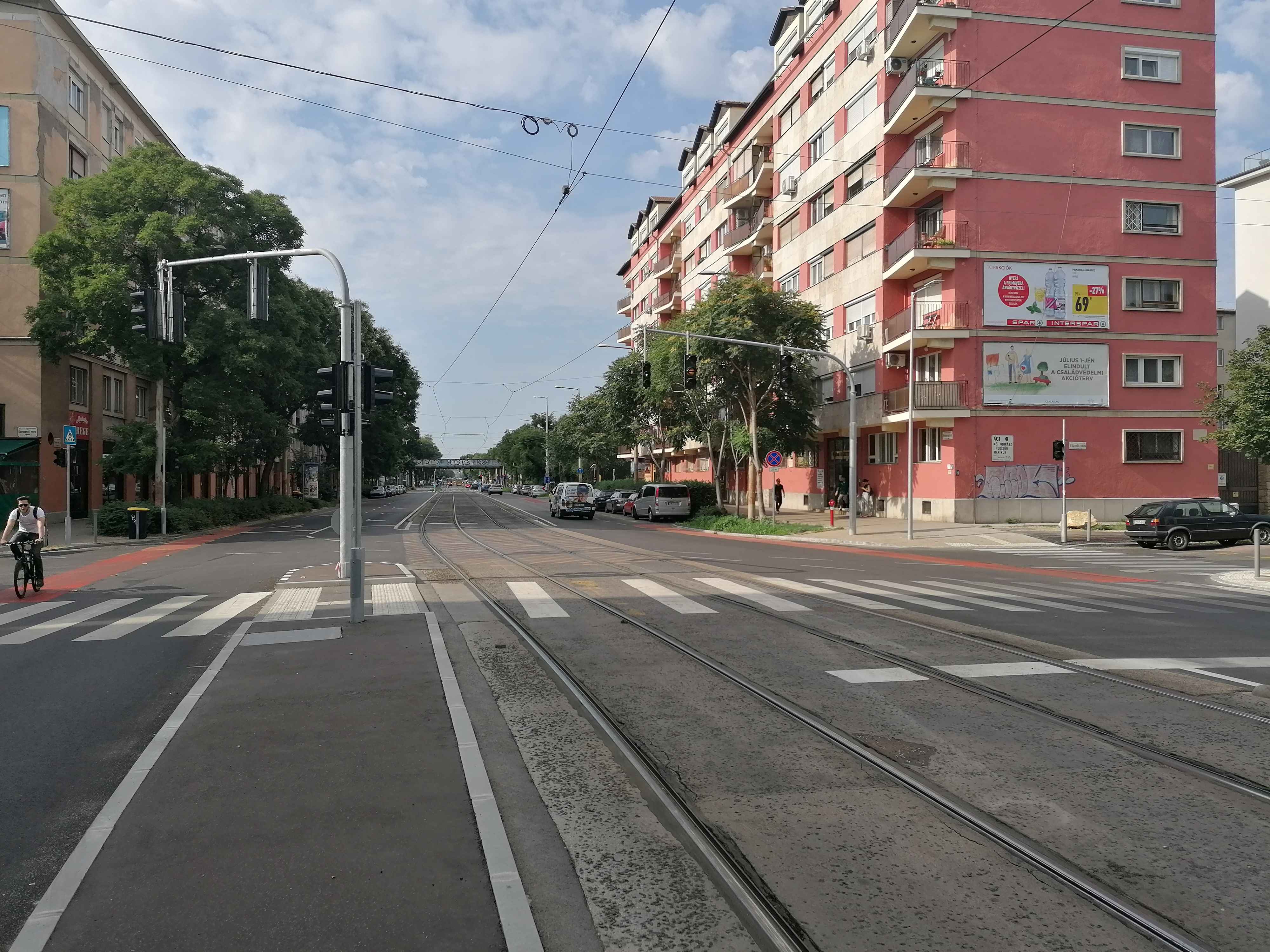 "Budapest, XI. Fehérvári  út (Hamzsabégi út - Lecke utca és Csurgói út - Kondorosi út közötti szakaszokon) felújítása" - Road and bridge construction