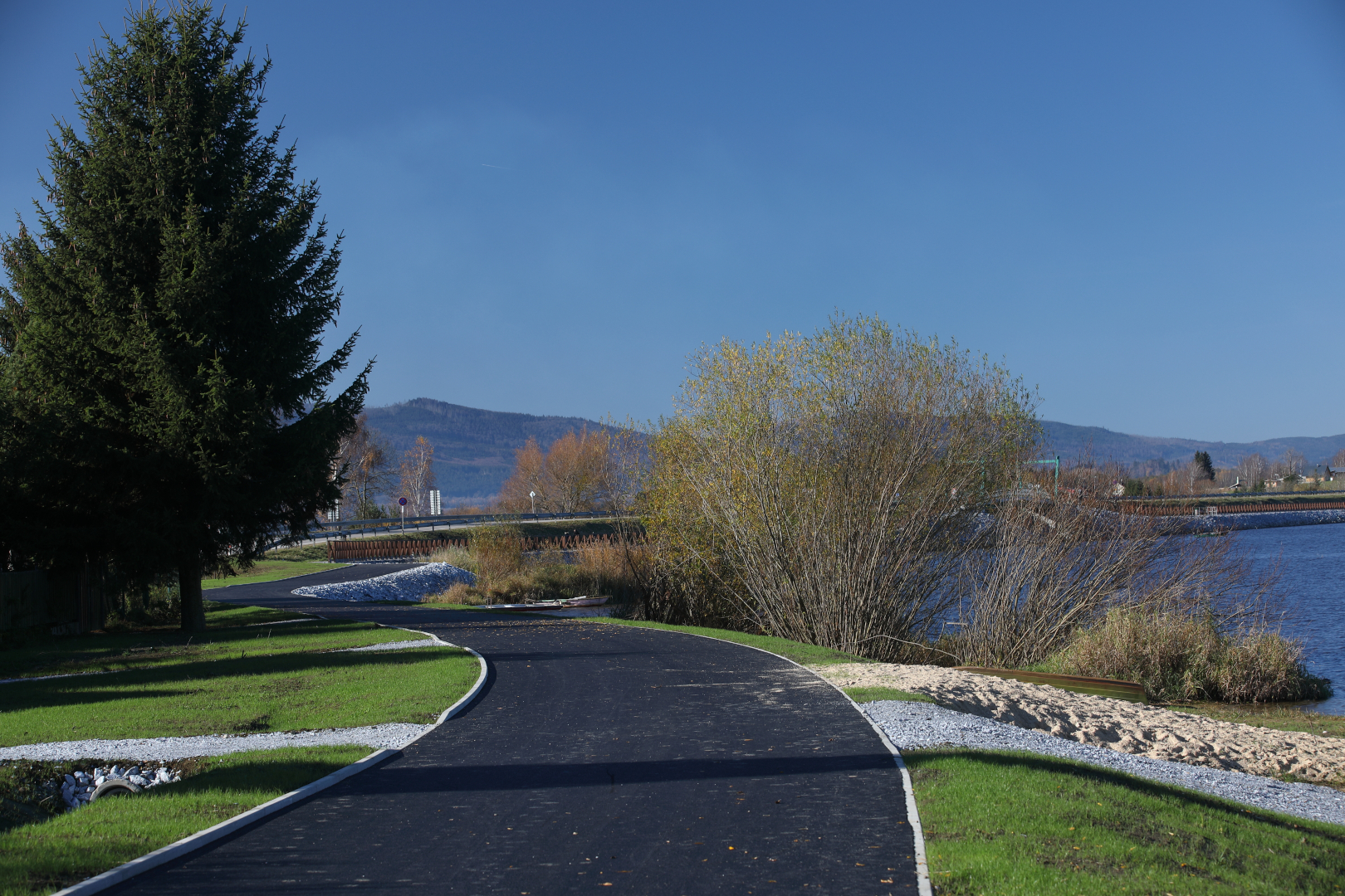 Černá v Pošumaví – cyklostezka CS1 podél jezera - Road and bridge construction