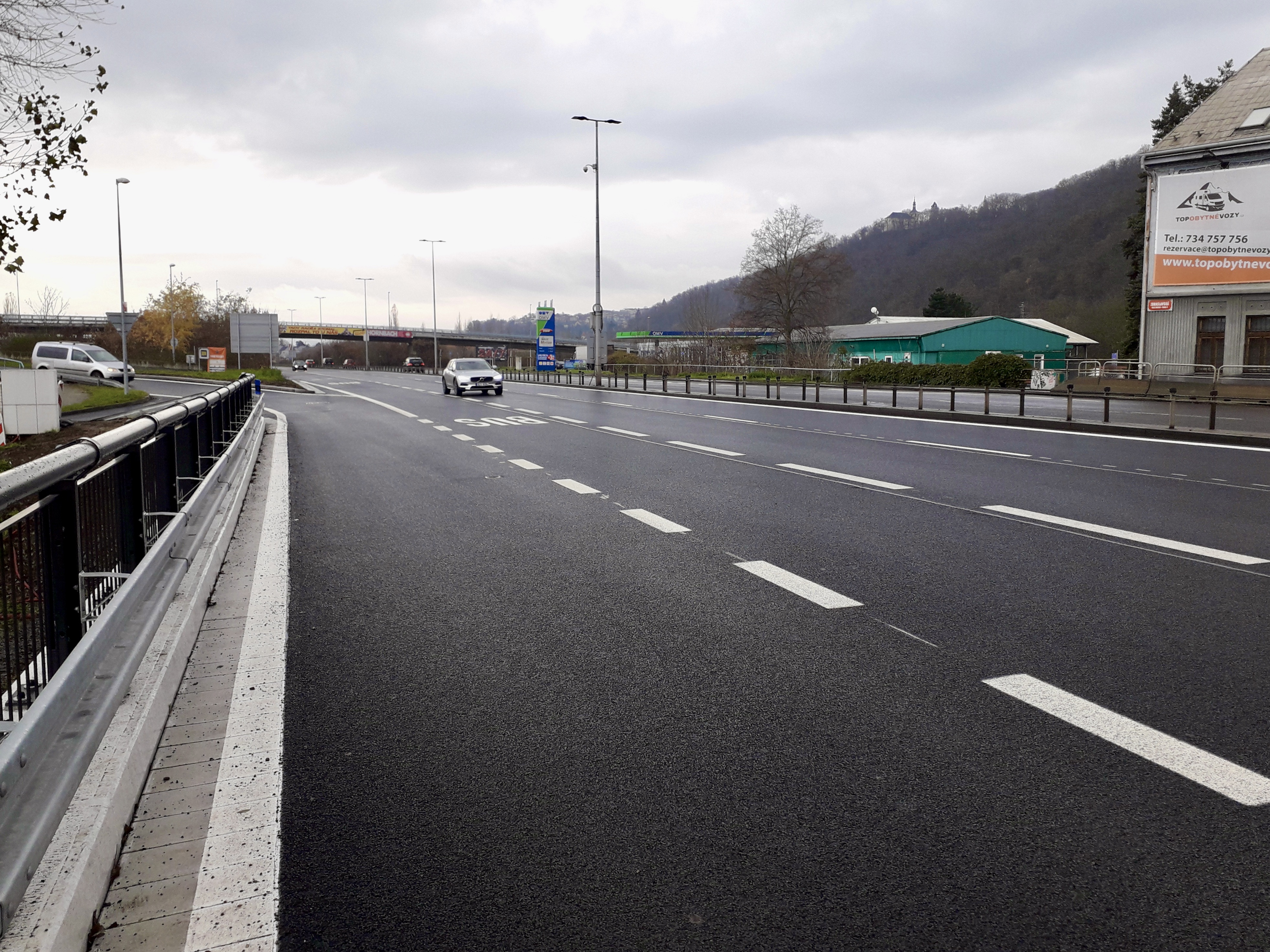 Praha 5 – rozšíření ul. Strakonická, výstavba vyhrazeného pruhu - Road and bridge construction