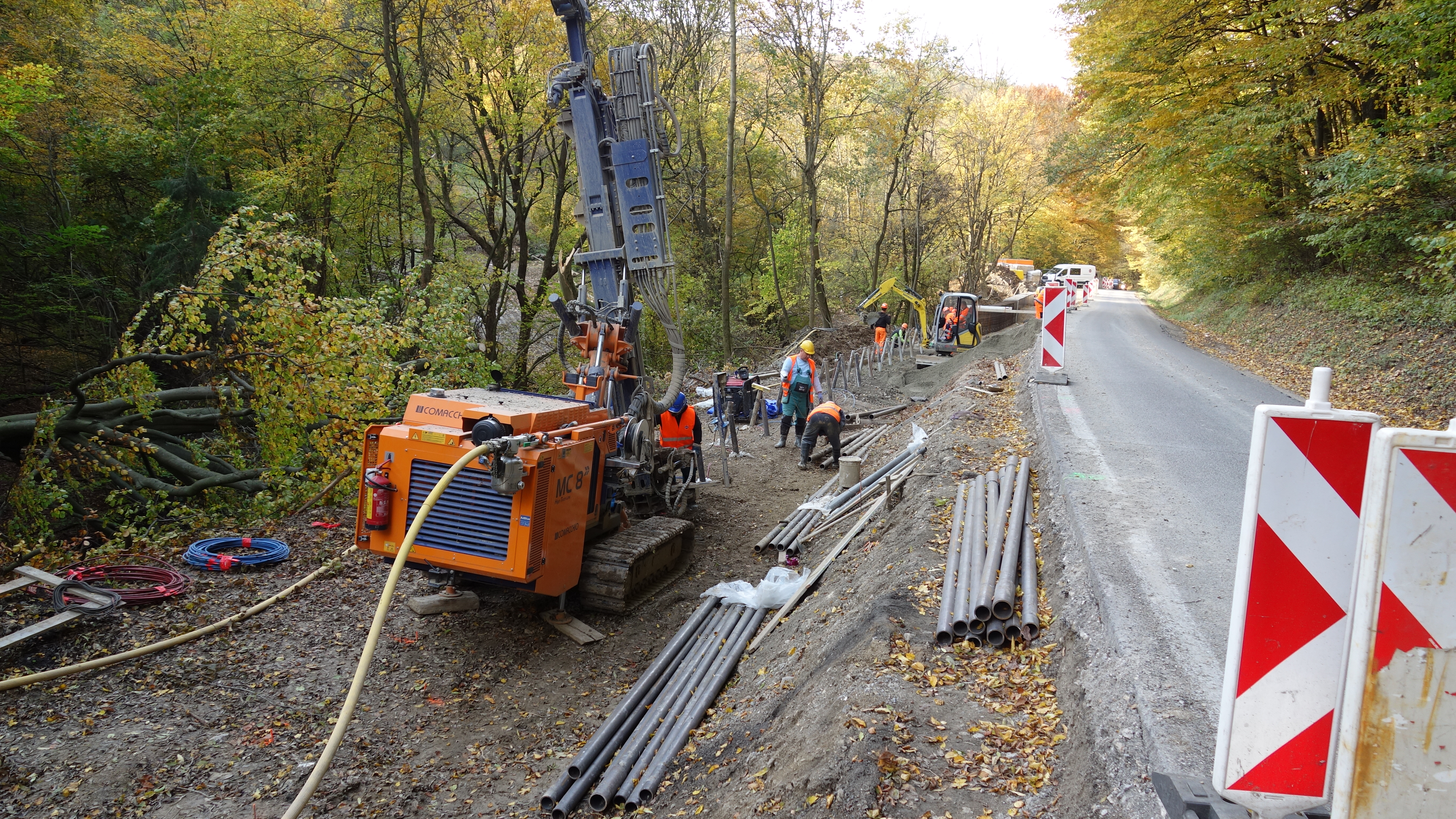 Stabilizácia cestného telesa kotevným múrom na ceste II/516 v km 5,909 - 6,209 (300 m) - Road and bridge construction