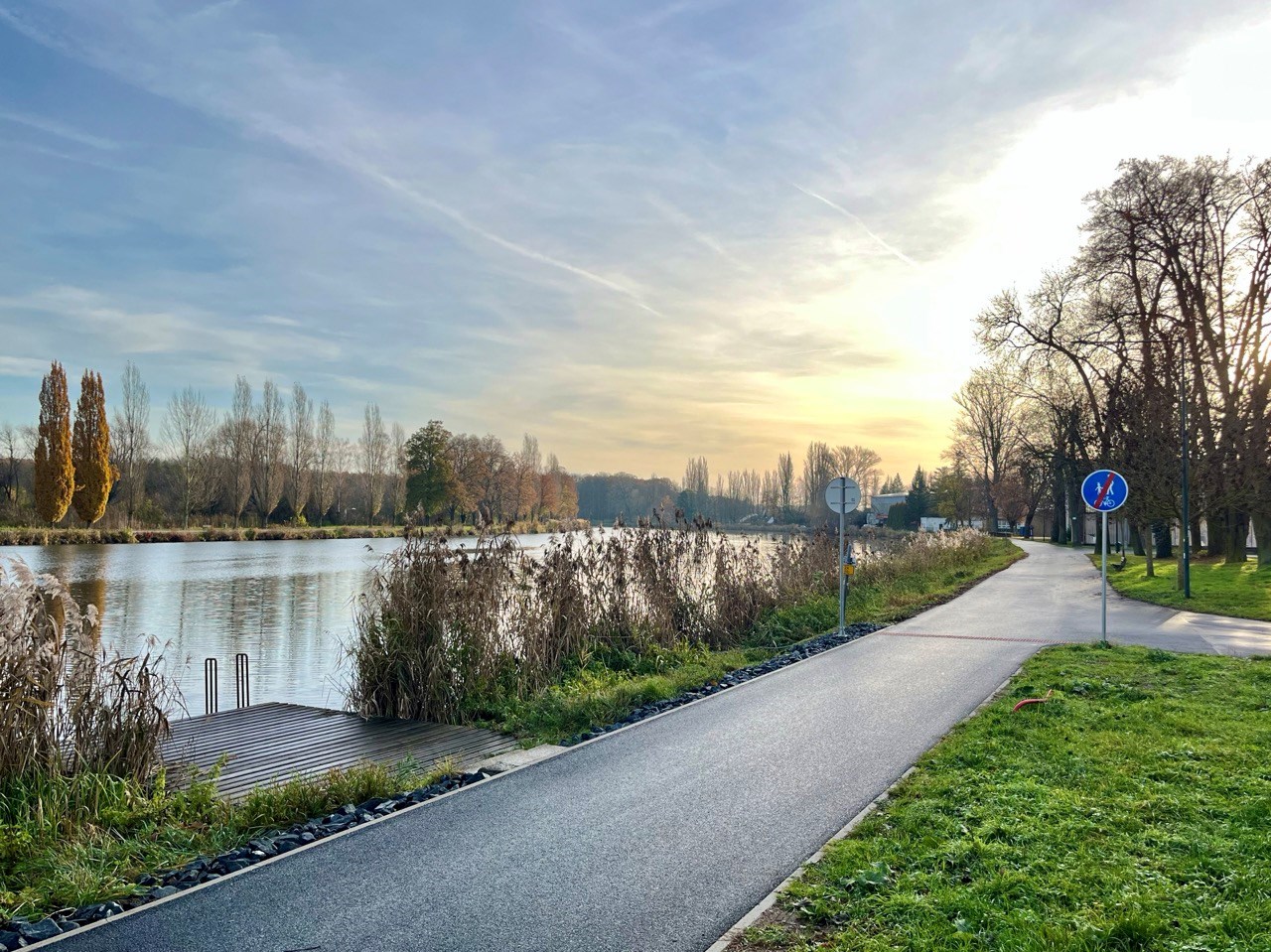 Nymburk – stavba levobřežní cyklostezky do Poděbrad a lávky z kompozitního materiálu - Road and bridge construction Nymburk – stavba levobřežní cyklostezky do Poděbrad a lávky z kompozitního materiálu - Road and bridge construction