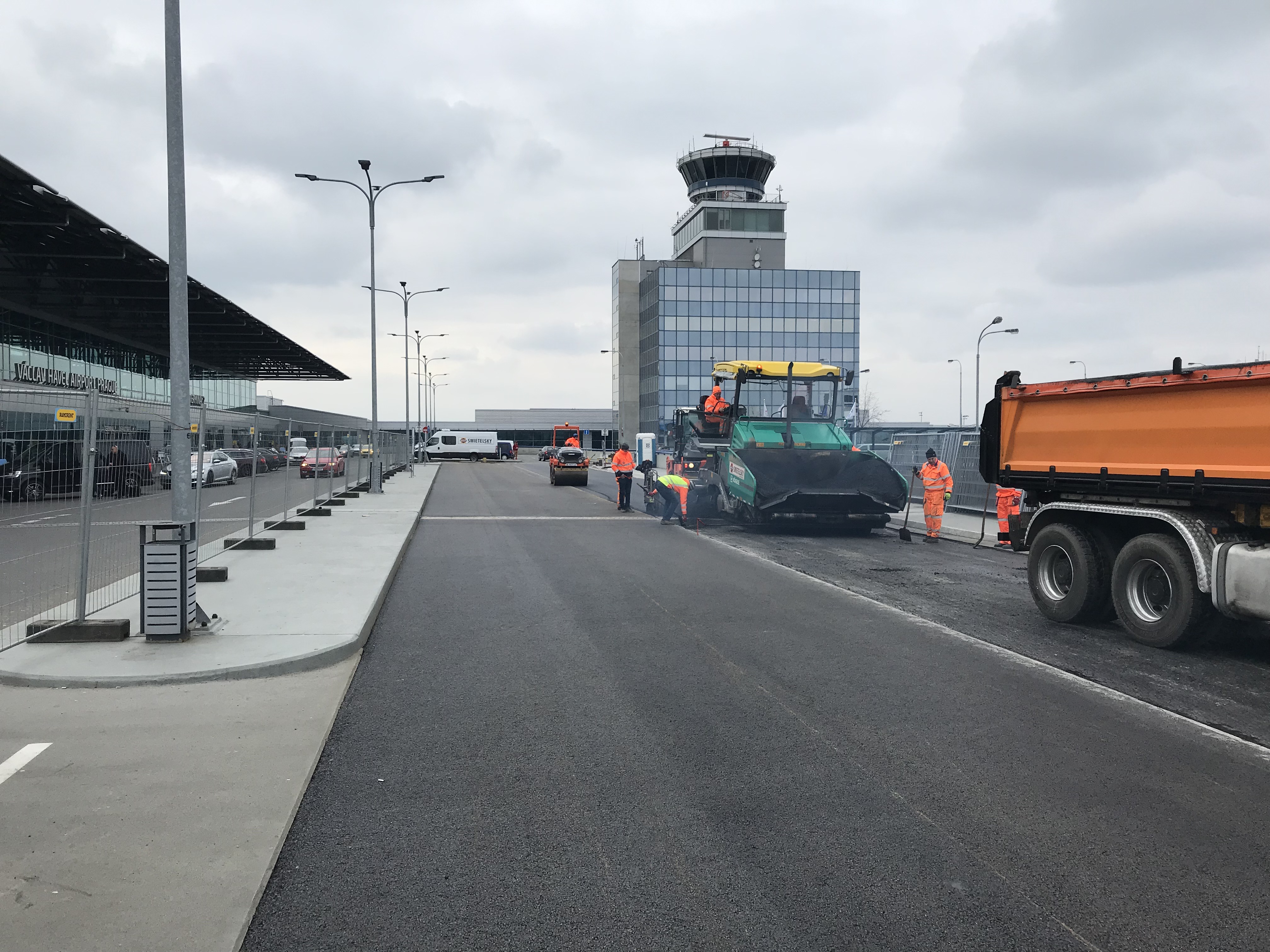 Letiště Václava Havla – příjezdová estakáda a plošina před T2 - Road and bridge construction