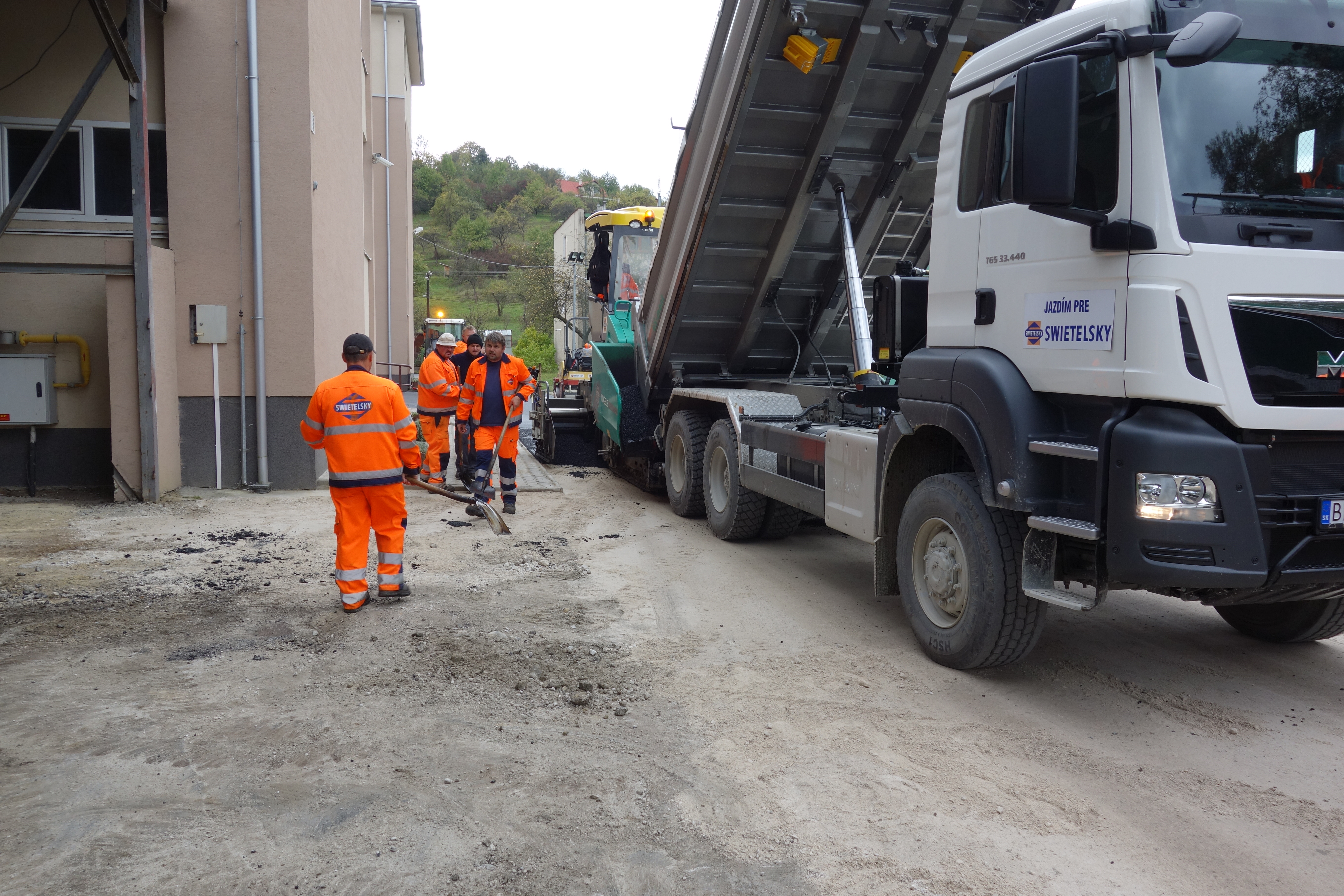 Rekonštrukcia miestnych komunikácii v obci Veľké Rovné - Road and bridge construction